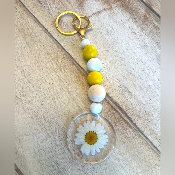 New - White Daisy Resin Keychain - Picture 1 of 4